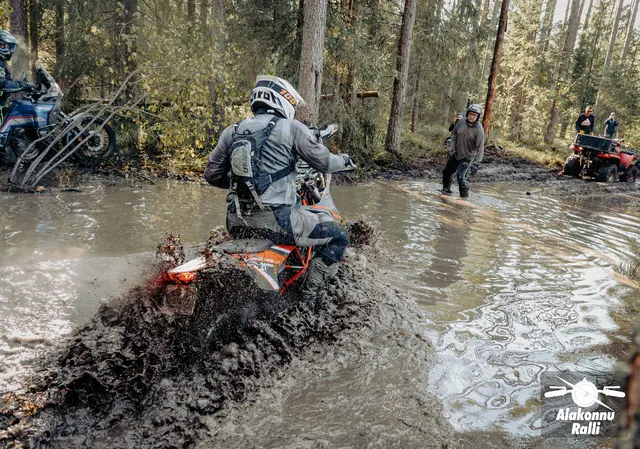 Mootorrattur läbib veega täitunud metsarada – Alakonnu Ralli 2026, SS2 · SS3