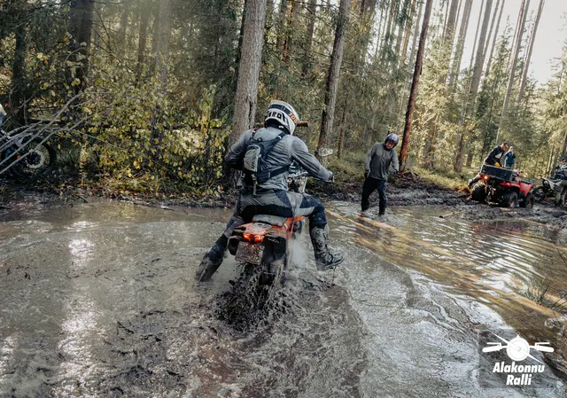 Mootorrattur läbib veega täitunud metsarada – Alakonnu Ralli 2026, SS2 · SS3