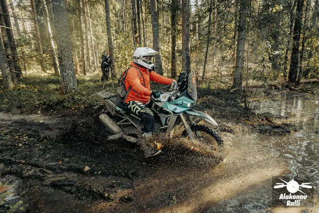 Mootorrattur läbib veega täitunud metsarada – Alakonnu Ralli 2026, SS2 · SS3
