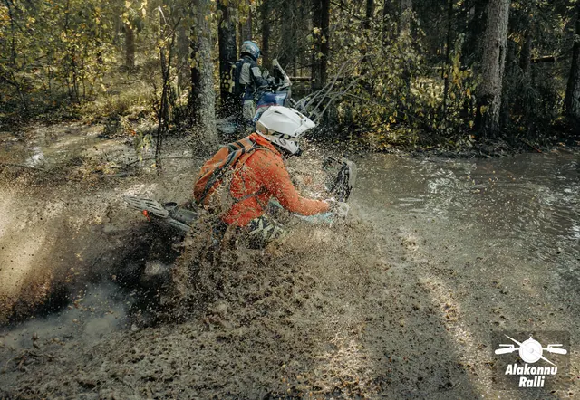 Mootorrattur läbib veega täitunud metsarada – Alakonnu Ralli 2026, SS2 · SS3