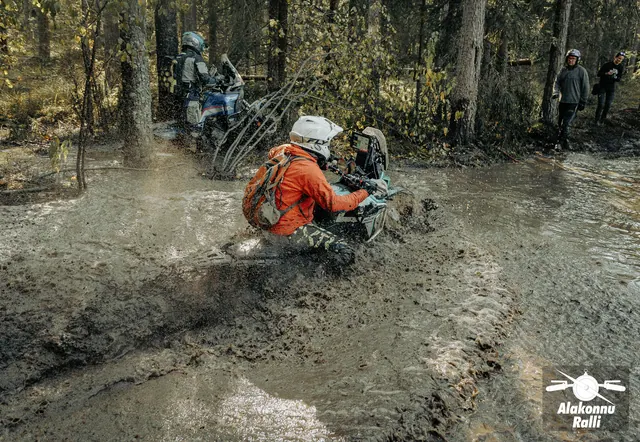 Mootorrattur läbib veega täitunud metsarada – Alakonnu Ralli 2026, SS2 · SS3