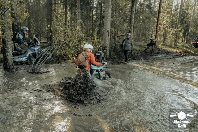 Mootorrattur läbib veega täitunud metsarada – Alakonnu Ralli 2026, SS2 · SS3