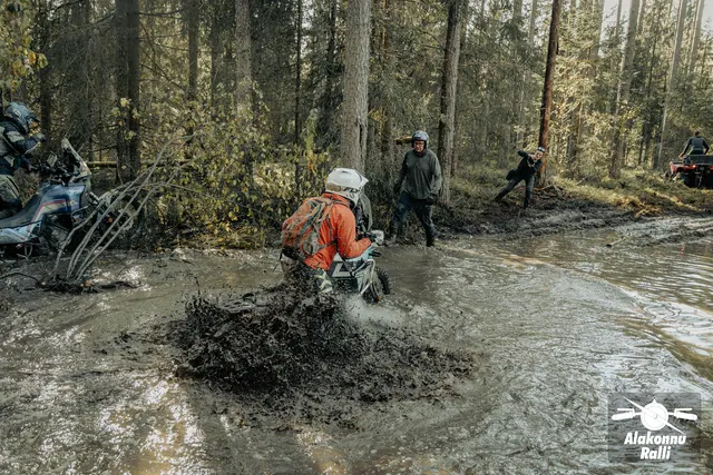Mootorrattur läbib veega täitunud metsarada – Alakonnu Ralli 2026, SS2 · SS3