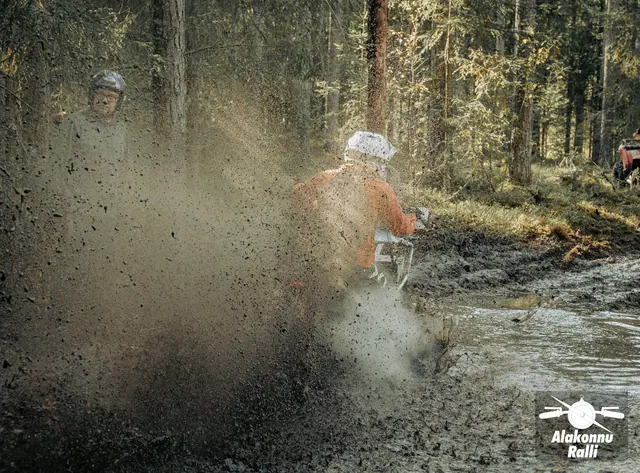 Mootorrattur läbib veega täitunud metsarada – Alakonnu Ralli 2026, SS2 · SS3