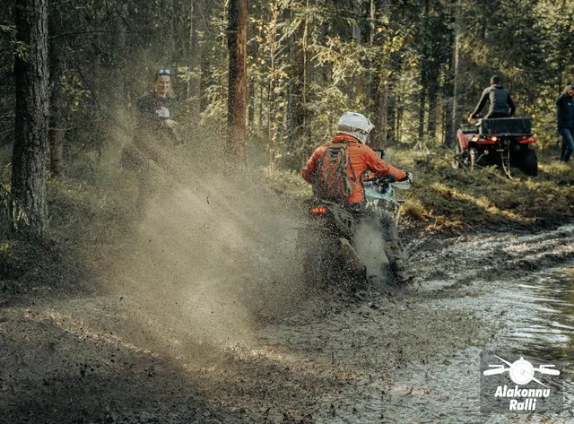 Mootorrattur läbib veega täitunud metsarada – Alakonnu Ralli 2026, SS2 · SS3