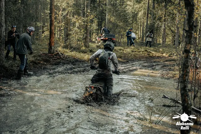 Mootorrattur läbib veega täitunud metsarada – Alakonnu Ralli 2026, SS2 · SS3