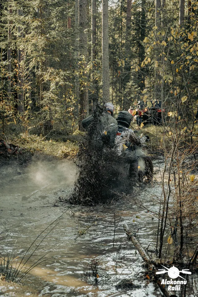 Mootorrattur läbib veega täitunud metsarada – Alakonnu Ralli 2026, SS2 · SS3