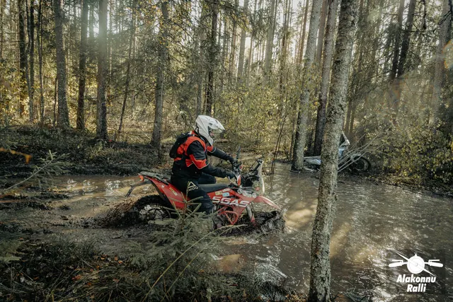 Mootorrattur läbib veega täitunud metsarada – Alakonnu Ralli 2026, SS2 · SS3