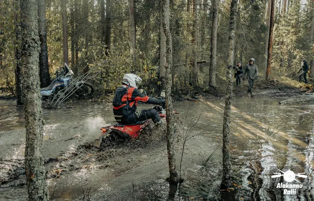 Mootorrattur läbib veega täitunud metsarada – Alakonnu Ralli 2026, SS2 · SS3