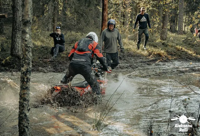Mootorrattur läbib veega täitunud metsarada – Alakonnu Ralli 2026, SS2 · SS3