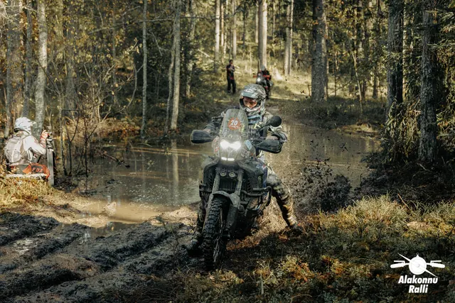 Mootorrattur läbib veega täitunud metsarada – Alakonnu Ralli 2026, SS2 · SS3