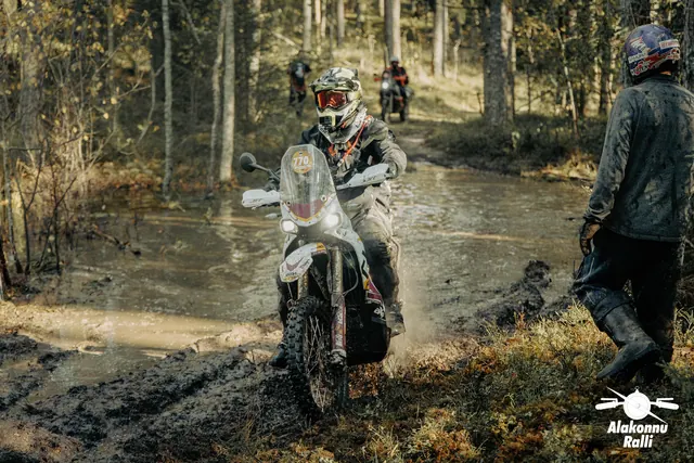 Mootorrattur läbib veega täitunud metsarada – Alakonnu Ralli 2026, SS2 · SS3