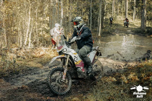 Mootorrattur läbib veega täitunud metsarada – Alakonnu Ralli 2026, SS2 · SS3