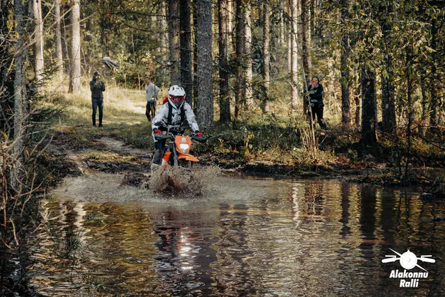 Mootorrattur läbib veega täitunud metsarada – Alakonnu Ralli 2026, SS2 · SS3