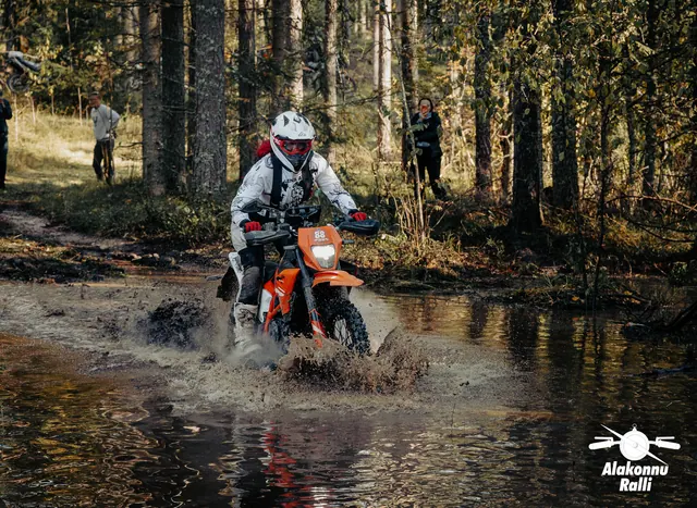 Mootorrattur läbib veega täitunud metsarada – Alakonnu Ralli 2026, SS2 · SS3