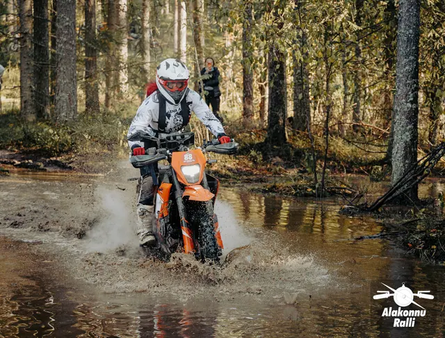 Mootorrattur läbib veega täitunud metsarada – Alakonnu Ralli 2026, SS2 · SS3