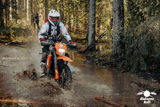 Mootorrattur läbib veega täitunud metsarada – Alakonnu Ralli 2026, SS2 · SS3