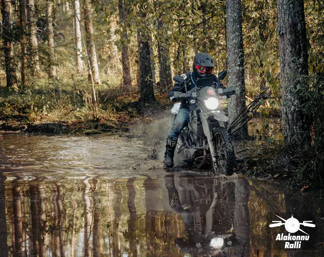 Mootorrattur läbib veega täitunud metsarada – Alakonnu Ralli 2026, SS2 · SS3