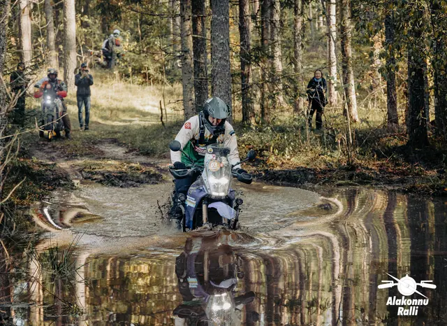 Mootorrattur läbib veega täitunud metsarada – Alakonnu Ralli 2026, SS2 · SS3