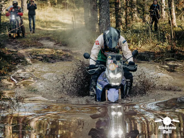 Mootorrattur läbib veega täitunud metsarada – Alakonnu Ralli 2026, SS2 · SS3