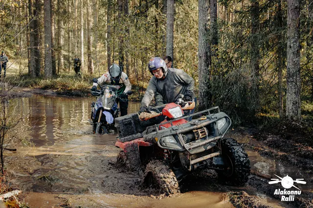 Mootorrattur läbib veega täitunud metsarada – Alakonnu Ralli 2026, SS2 · SS3