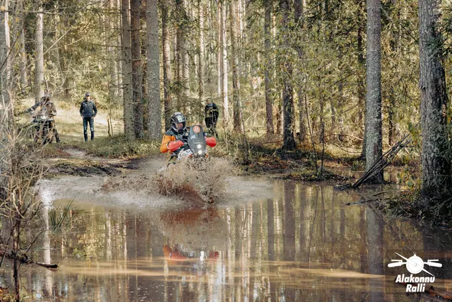 Mootorrattur läbib veega täitunud metsarada – Alakonnu Ralli 2026, SS2 · SS3