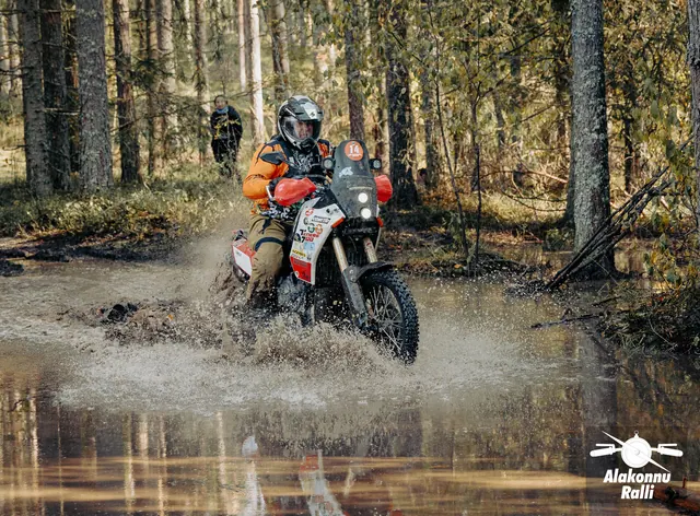 Mootorrattur läbib veega täitunud metsarada – Alakonnu Ralli 2026, SS2 · SS3