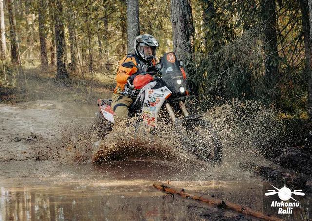Mootorrattur läbib veega täitunud metsarada – Alakonnu Ralli 2026, SS2 · SS3