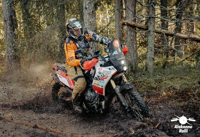 Mootorrattur läbib veega täitunud metsarada – Alakonnu Ralli 2026, SS2 · SS3