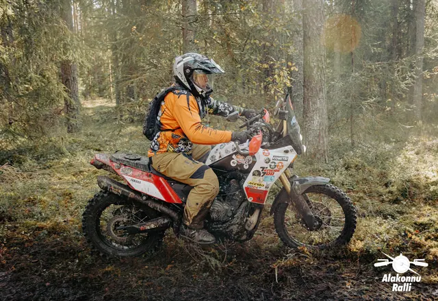 Mootorrattur läbib veega täitunud metsarada – Alakonnu Ralli 2026, SS2 · SS3