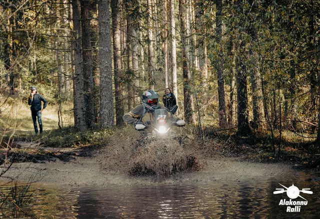 Mootorrattur läbib veega täitunud metsarada – Alakonnu Ralli 2026, SS2 · SS3