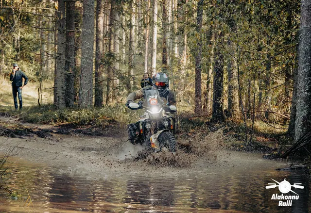 Mootorrattur läbib veega täitunud metsarada – Alakonnu Ralli 2026, SS2 · SS3