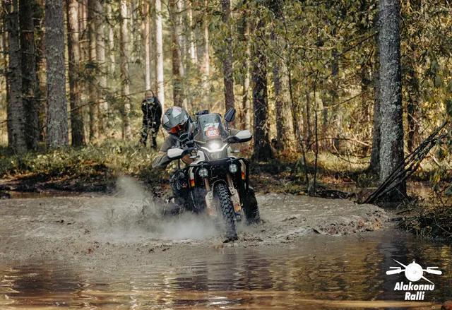 Mootorrattur läbib veega täitunud metsarada – Alakonnu Ralli 2026, SS2 · SS3
