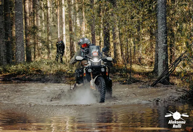 Mootorrattur läbib veega täitunud metsarada – Alakonnu Ralli 2026, SS2 · SS3