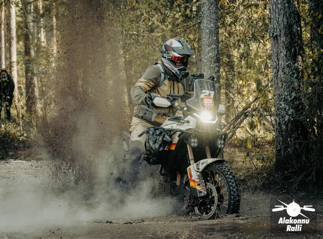 Mootorrattur läbib veega täitunud metsarada – Alakonnu Ralli 2026, SS2 · SS3