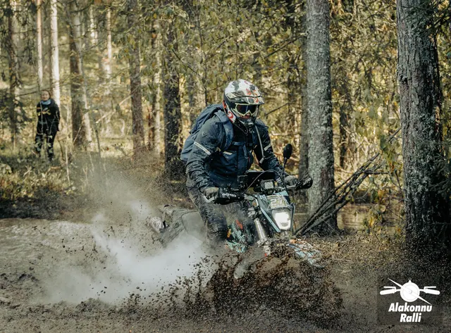 Mootorrattur läbib veega täitunud metsarada – Alakonnu Ralli 2026, SS2 · SS3