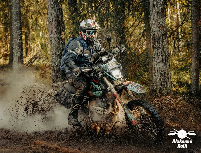 Mootorrattur läbib veega täitunud metsarada – Alakonnu Ralli 2026, SS2 · SS3