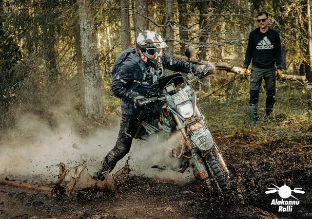Mootorrattur läbib veega täitunud metsarada – Alakonnu Ralli 2026, SS2 · SS3