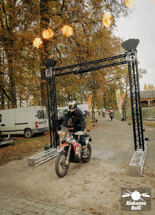 Mootorrattur valgustatud rajakaare all – Alakonnu Ralli 2026, SS2 · SS3