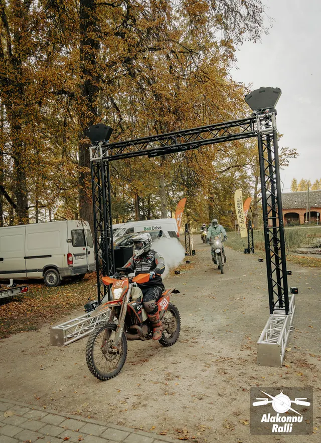 Mootorrattur valgustatud rajakaare all – Alakonnu Ralli 2026, SS2 · SS3