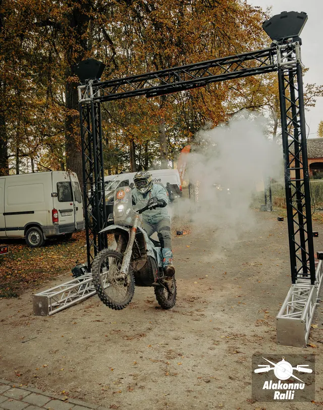 Mootorrattur valgustatud rajakaare all – Alakonnu Ralli 2026, SS2 · SS3