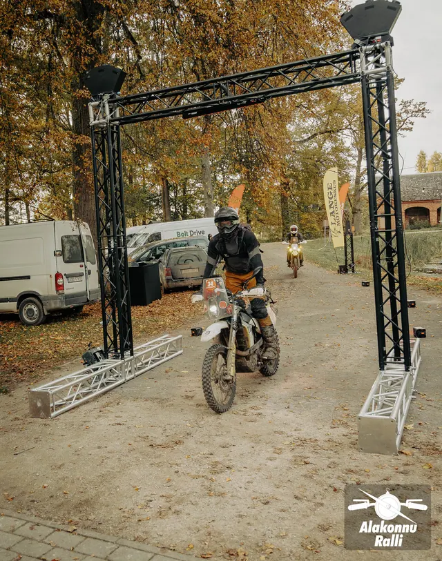 Mootorrattur valgustatud rajakaare all – Alakonnu Ralli 2026, SS2 · SS3