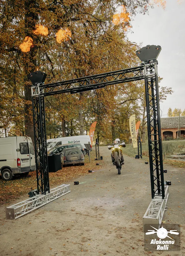 Mootorrattur valgustatud rajakaare all – Alakonnu Ralli 2026, SS2 · SS3
