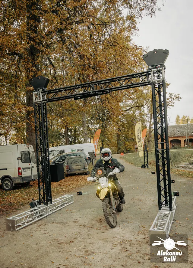 Mootorrattur valgustatud rajakaare all – Alakonnu Ralli 2026, SS2 · SS3