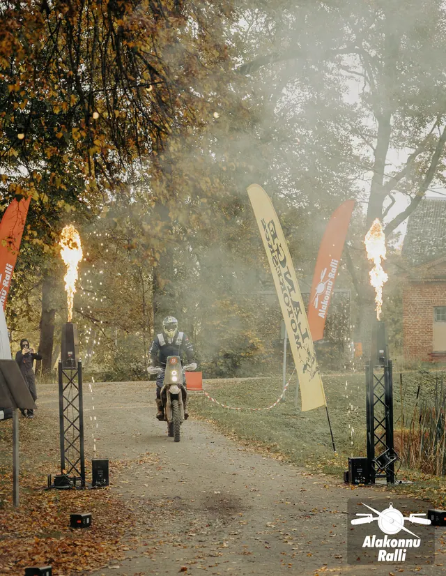 Mootorrattur valgustatud rajakaare all – Alakonnu Ralli 2026, SS2 · SS3
