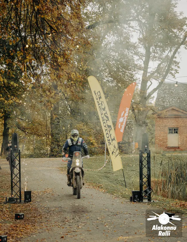 Mootorrattur valgustatud rajakaare all – Alakonnu Ralli 2026, SS2 · SS3