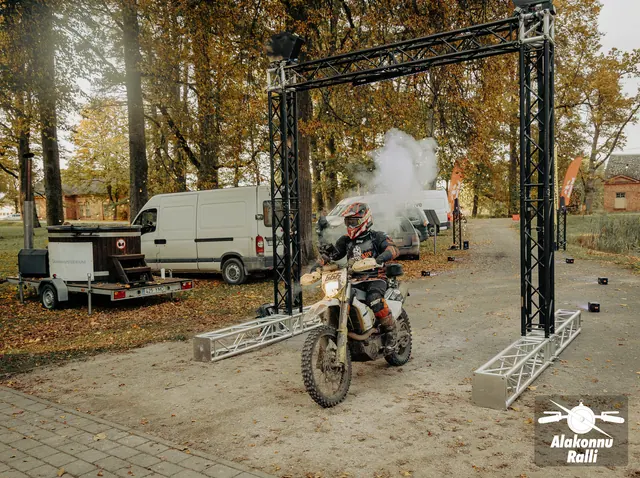 Mootorrattur valgustatud rajakaare all – Alakonnu Ralli 2026, SS2 · SS3