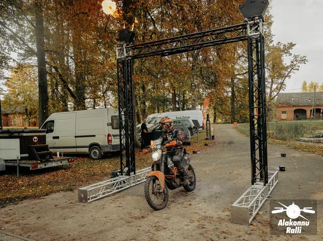 Mootorrattur valgustatud rajakaare all – Alakonnu Ralli 2026, SS2 · SS3