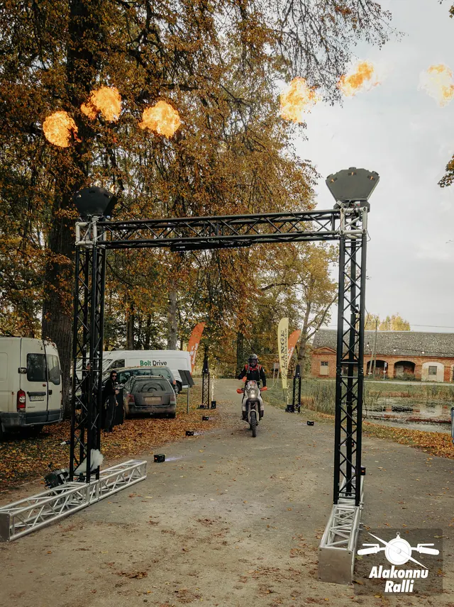 Mootorrattur valgustatud rajakaare all – Alakonnu Ralli 2026, SS2 · SS3