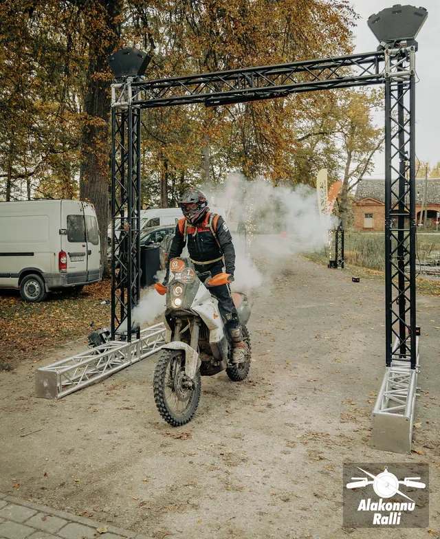 Mootorrattur valgustatud rajakaare all – Alakonnu Ralli 2026, SS2 · SS3